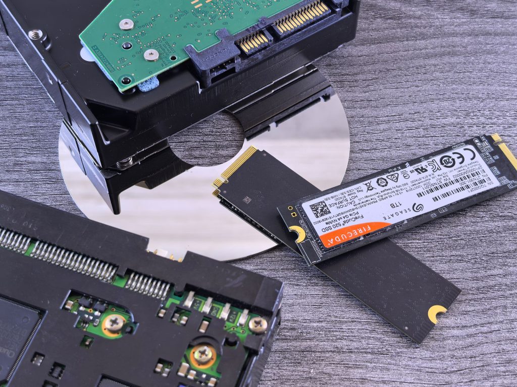 SSD-накопичувач: чому він швидший і як подовжити його життя Contrasting data storage technologies: NVMe SSD, HDD, and CD.
