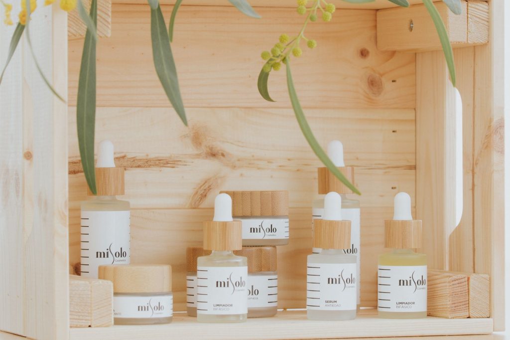 Натуральна косметика: як обрати й на що зважати Minimalist display of natural skincare products on a wooden shelf.