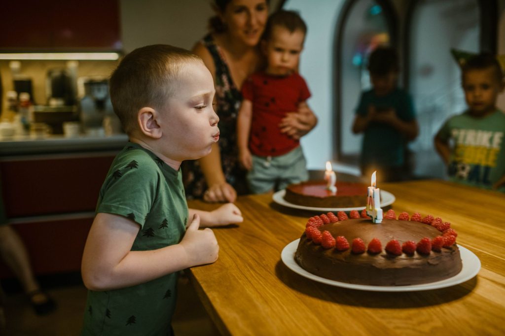 Короткі привітання з днем народження українською (СМС)